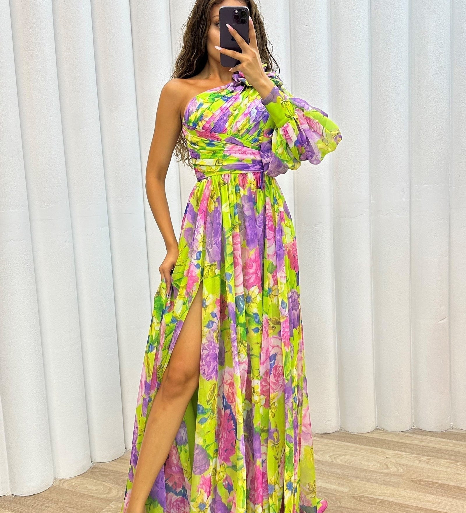Sinéad - Elegant and Flowing Dress
