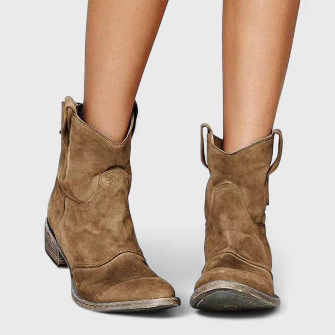Ríona - Timeless Western Ankle Boots